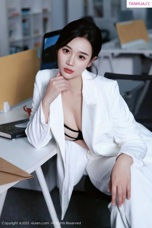   [XiuRen]高清写真图 2025.10.24 No.10908 南乔 开档黑丝第9张图片